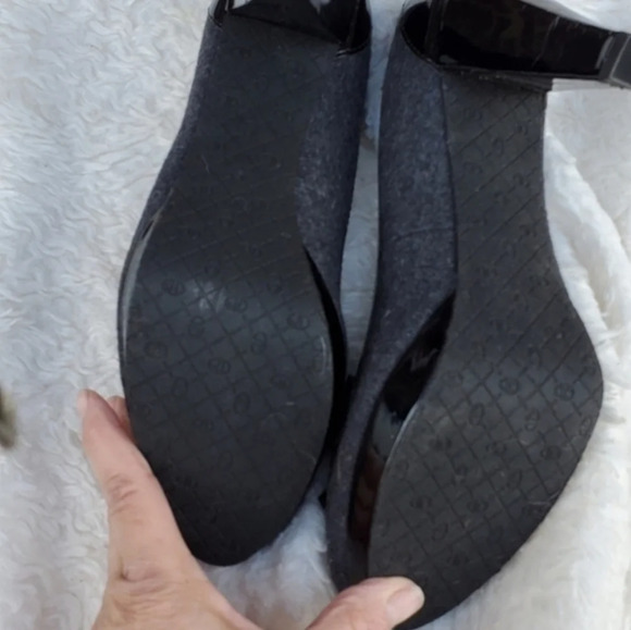 Joan & David Gray Flannel patent pumps 9.5 NWD - Picture 7 of 9